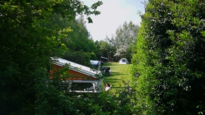 Doorkijkje op Minicamping Bij Aquamarijn in Drenthe